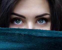 Pourquoi les yeux gonflent-ils le matin, après le sommeil, les larmes, les extensions des cils? Produits folkloriques et pharmaceutiques des yeux gonflés après le sommeil, extensions de cils