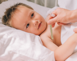 Il bambino ha una temperatura di 38 ° C senza sintomi: ragioni - cosa fare?