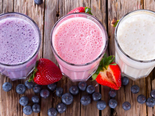 Kako narediti domače vitaminske smoothije iz različnih sadja in jagod: 25 najboljših receptov za mešalnik