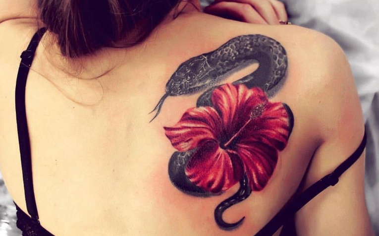 Divatos tetoválás egy kígyóval ellátott laptal