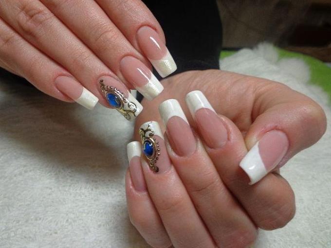 Синие жидкие камни на ногтях с белым френчем