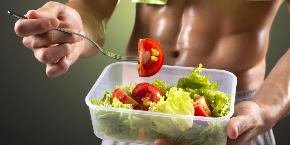 Un uomo mangia un'insalata di verdure dopo l'allenamento