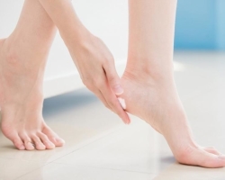 A lábak bőrének nagyon hámozó és viszkető: az okok - mit kell tenni?