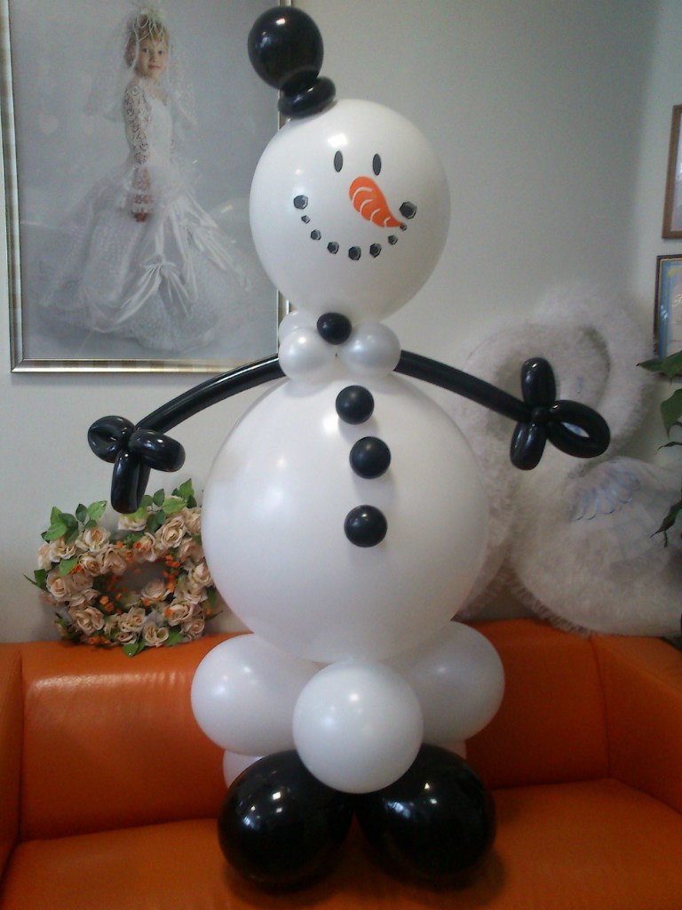 Snežak iz balonov je videti eleganten, tudi da se izvaja v dveh barvah