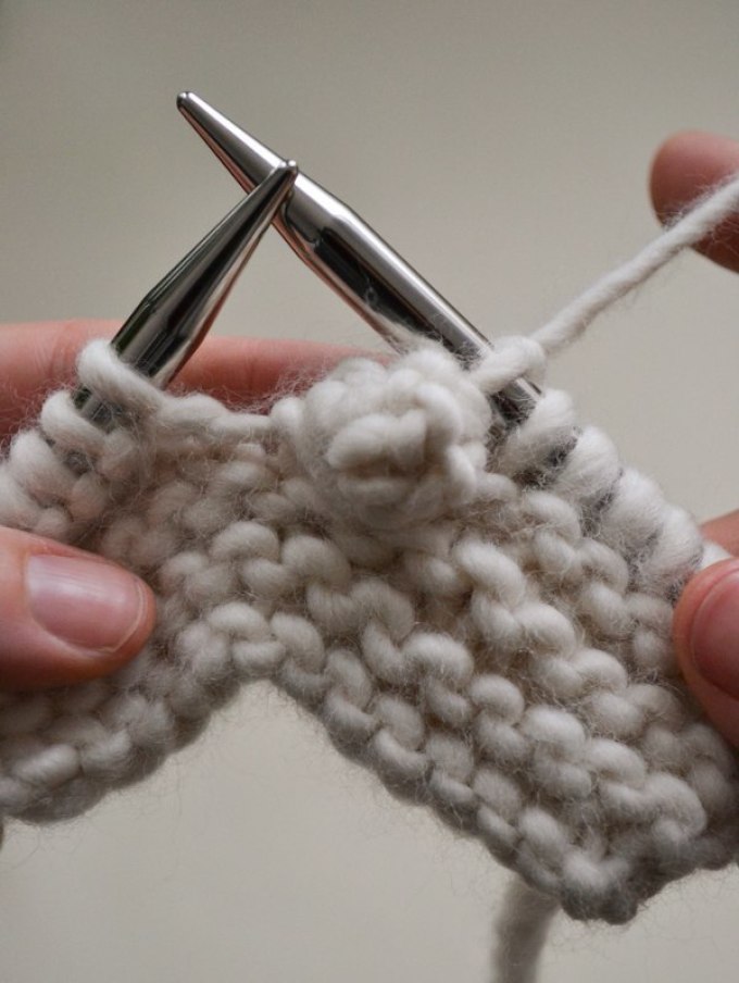 Nous jetons toutes les boucles à travers une mauvaise aiguille à tricoter