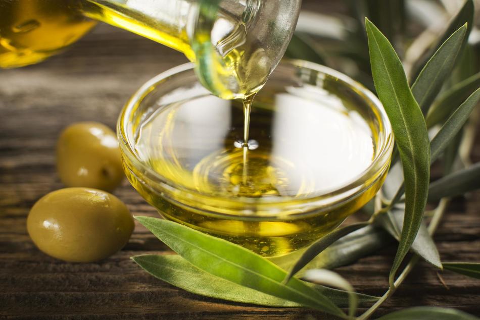 Консистенция оливкового масла помогает сделать скраб для очистки пор максимально щадящим