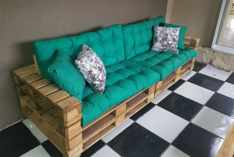 Απλός αλλά αποκλειστικός καναπές στο διάδρομο