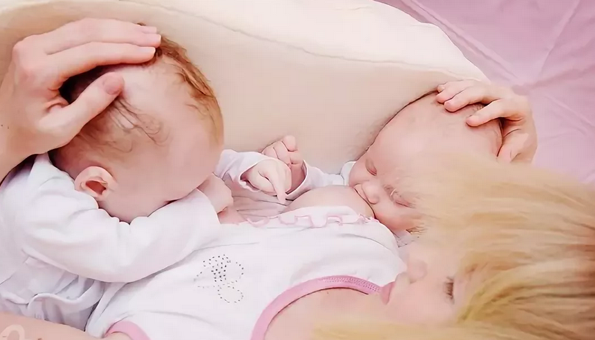 Breastfeeding twins at the same time