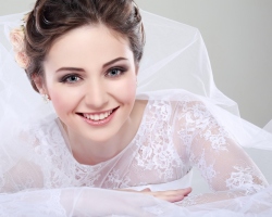 Make-up pernikahan. Makeup pernikahan yang indah dari pengantin wanita