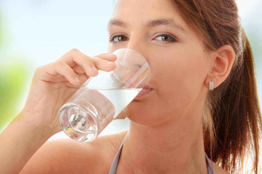 При лямблиозе пищевую соду рекомендуют растворять в воде и пить.
