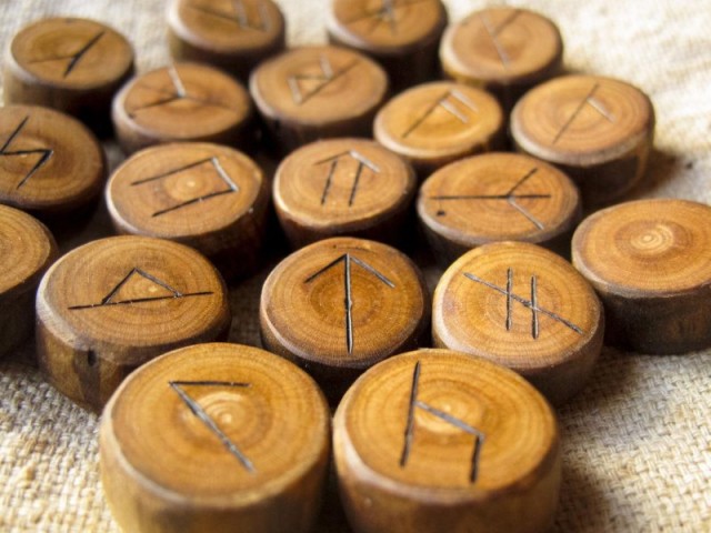 Inverted runes - meaning and description. Interpretation, meaning and application of inverted runes in life for decision -making