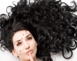 Hogyan lehet vágni a hajat egy göndör vassal? Mely göndörítő vasaló göndörítse a hajat