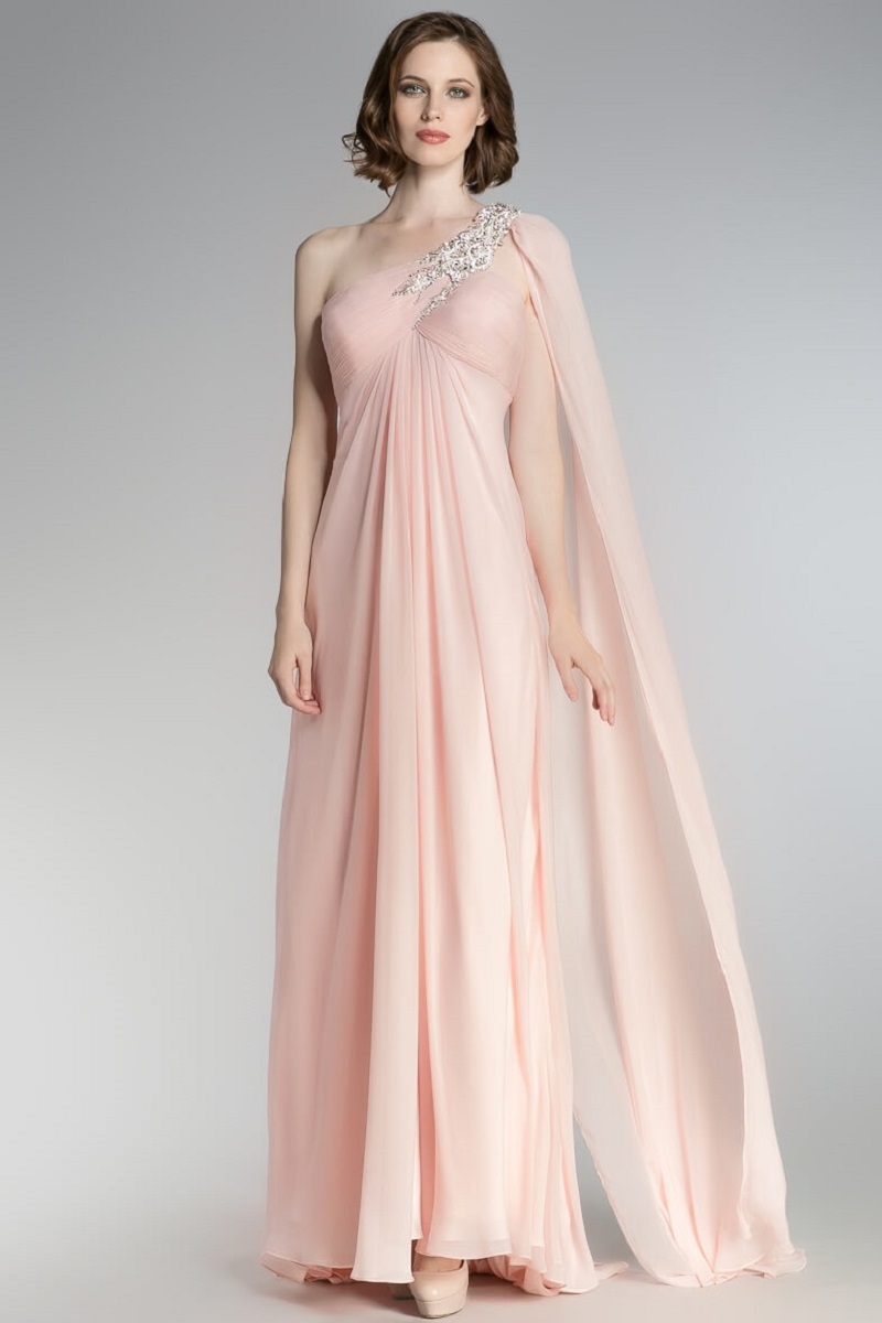 Tender shades of coral for a beautiful bride