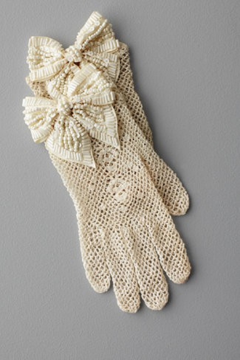 Beige gloves with a bow and beads