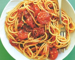 Spaghetti avec tomates: 2 meilleures étapes à étape avec des ingrédients détaillés