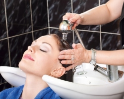 Hogyan kell mosni a hajfestéket az arc bőréből, kéz? Hogyan lehet mosni a hajfestéket a körmökből?