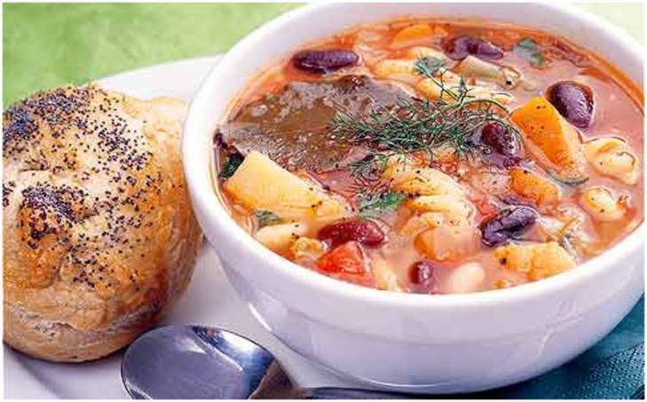 Традиционный итальянский фасолевый суп с томатами