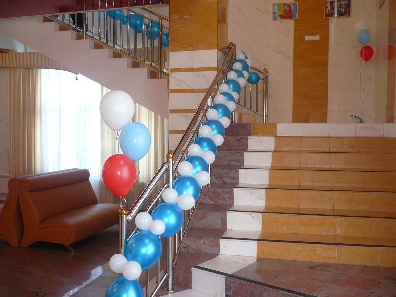 Decoration with balloons on the railing, example 10