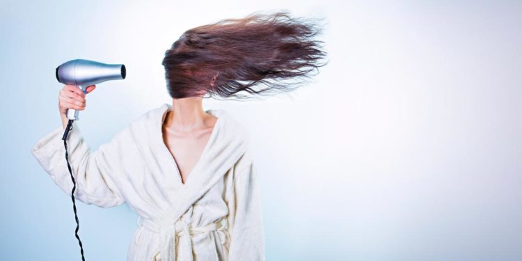 Por la mañana, siempre tendrás que secar el cabello con un secador de pelo antes de irse, lo que puede arruinar significativamente su estructura