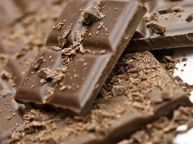 Можно ли есть просроченный шоколад: последствия, чем опасно отравление? Что делают с шоколадом после просрочки производители? Что делать с просроченным шоколадом, можно ли использовать в выпечке: рецепты