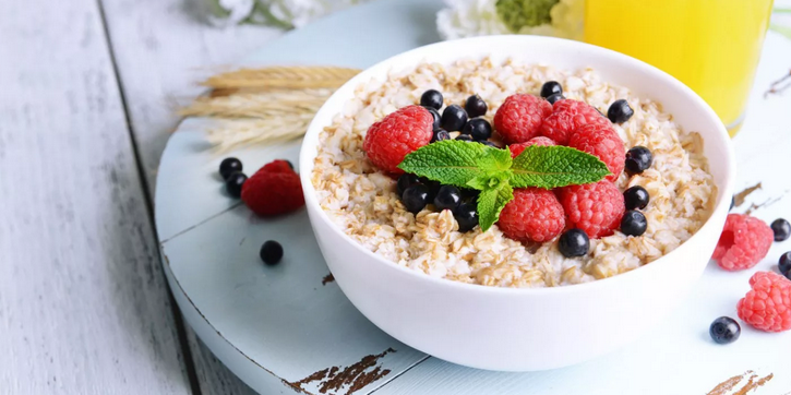 Porridge - nourriture délicieuse et saine pour le petit déjeuner