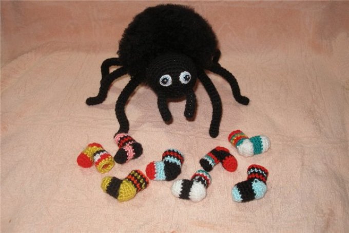 How to make a spider of fabric?
