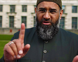 Raised index finger up: What does Muslims mean?