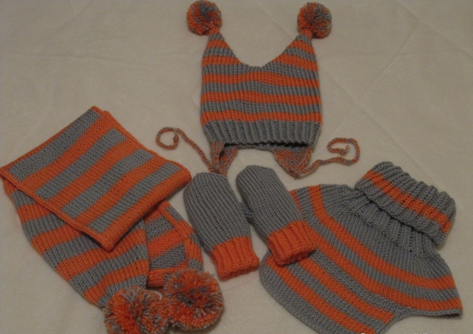 Вязаный спицами комплект для ребенка - шапка, шарф, варежки, пример 6