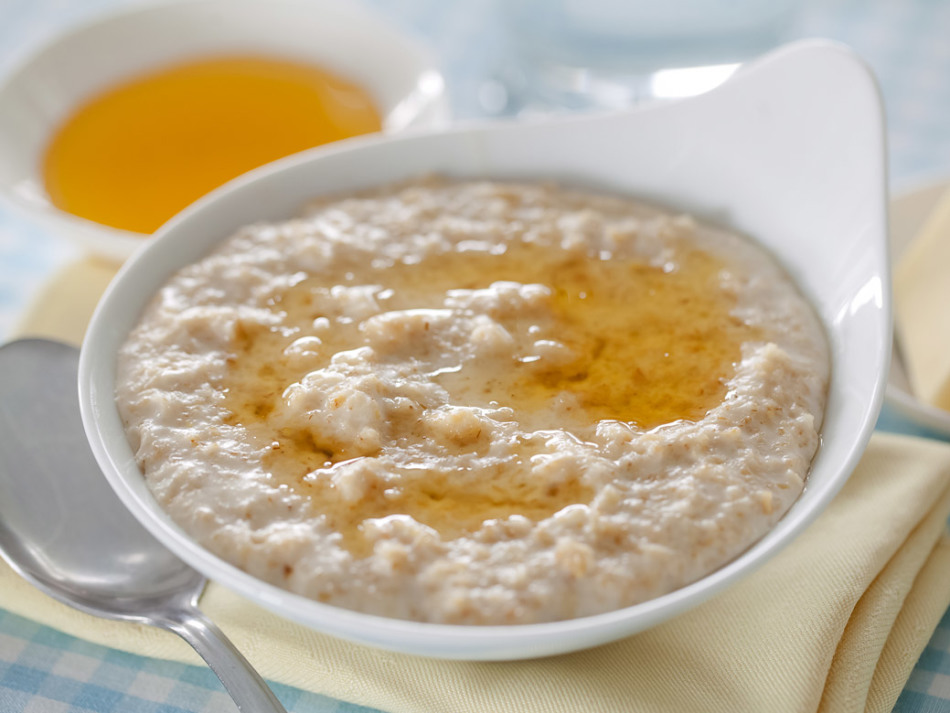 Honey goes well with oatmeal, but it can only be added to the cooled product