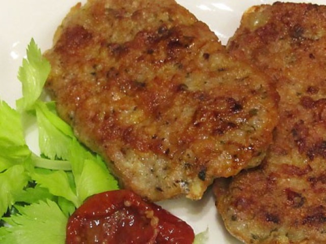 Arrojado de carne de res en el horno y en una sartén: las mejores recetas para la mesa festiva. Cómo cocinar delicioso choque jugoso de carne de res en masa, con queso y tomates, galletas de empanado, huevo y harina, con champiñones, cebollas, piña, papas: recetas