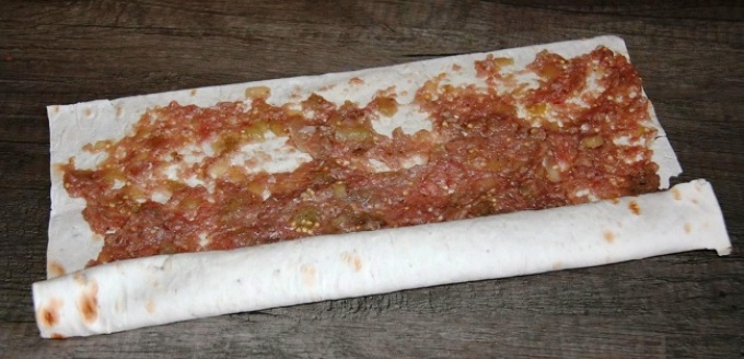 Roulette lavash avec de la viande hachée cuite dans un remplissage de fromage: Préparation de la roulette de Lavash