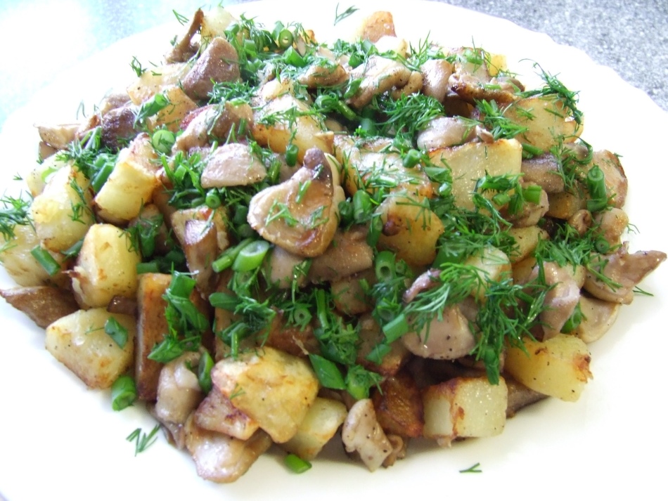 Kako navdušiti kuhani krompir v ponvi?