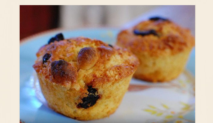 Cupcakes de cerise au chocolat blanc de la farine de crêpes