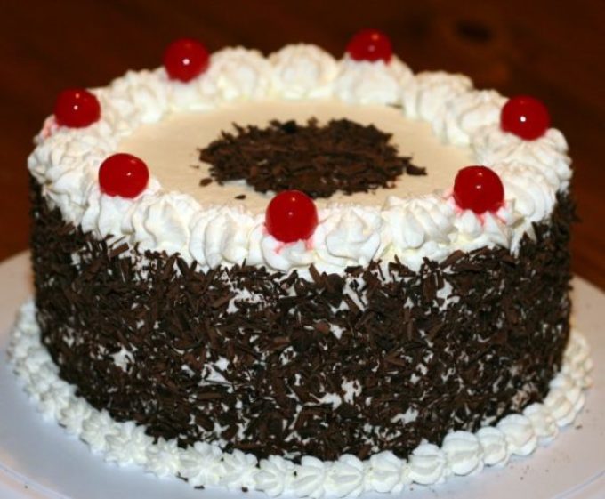 Decoration of the cake with chocolate