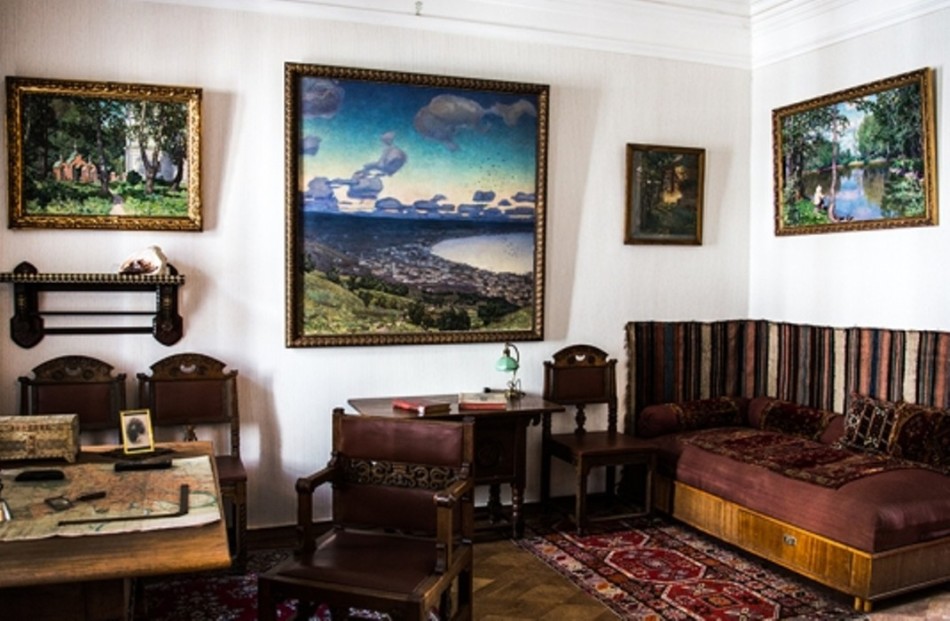 The rooms of the Vasnetsov museum-apartment, of course, are decorated with paintings