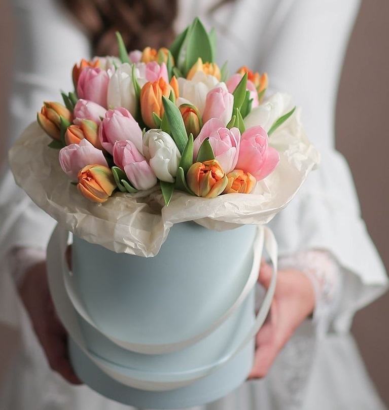 Сезонный букет в шляпной коробке из тюльпанов станет прекрасным подарком в любой день весны