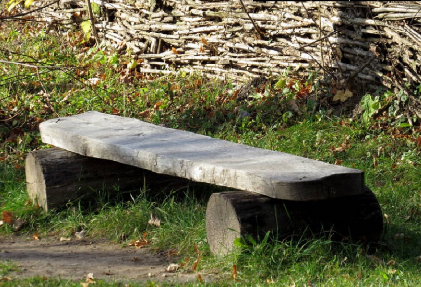 Banc pour une cour à partir de bûches et de planches