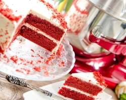 Red Velvet Cake: Eredeti klasszikus recept, Andy Chief -től, Emma nagymamától, Alexander Seleznev, egyszerű: áttekintések, fotók. Hogyan készítsünk egy tejszínt egy sütemény vörös bársonyhoz, és díszítsük a tortát?