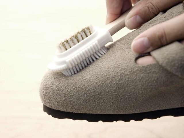 Πώς και πώς να καθαρίσετε τα παπούτσια σουέτ, τις μπότες σουέτ, τις μπότες, τα παπούτσια από τα λευκά διαζύγια, τη σκόνη, τις κηλίδες, τη σύνδεση και το σκασίματα στο σπίτι με τα λαϊκά φάρμακα και τα παπούτσια; Εργαλεία καθαρισμού παπουτσιών δανείων: Λίστα και χρήση