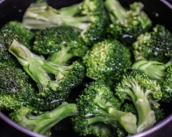 Berapa banyak waktu yang harus Anda masak di kol brokoli segar dan beku untuk lauk, salad, menggoreng? Bagaimana cara menyimpan brokoli sulforafan selama memasak?