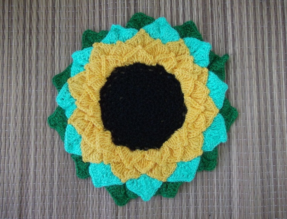So, in the end, the completed and ironed sample of the Sunflower stand under hot dishes looks like