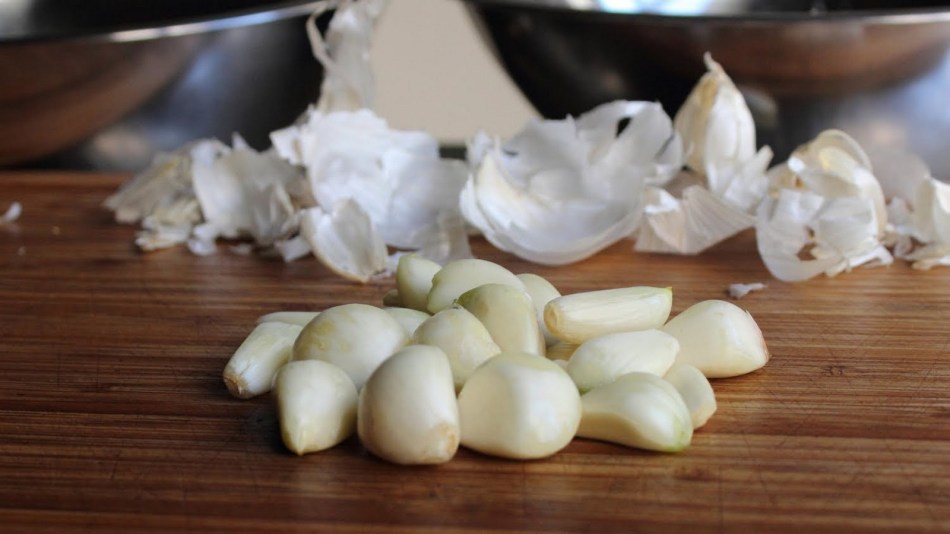 Πώς να μαγειρέψετε και να χρησιμοποιήσετε ένα αφέψημα φλοιών σκόρδου;