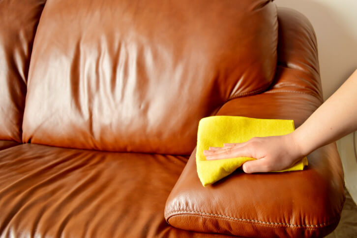 Bilas yodium dari sofa kulit