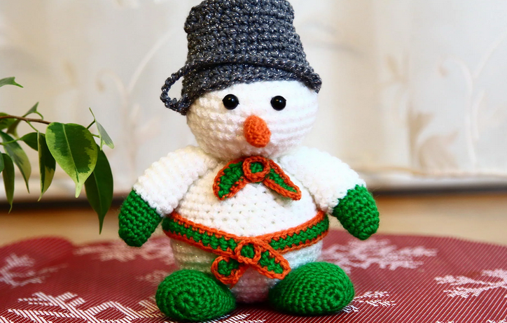 Вязанный новогодний снеговик своими руками