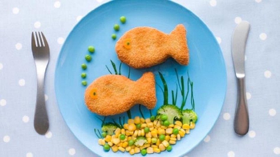 Рыбки на тарелке с кукурузой и горошком