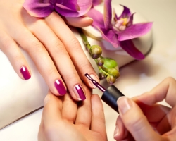 How to choose the color of nail polish so that the manicure is perfect?