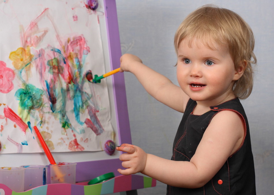 Даже если ребенок просто рисует пятна, такая игра с красками поможет ему запомнить цвета