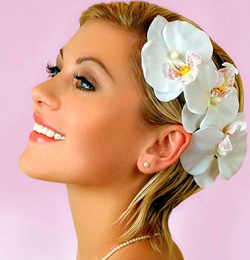 Short hair and decoration of fresh flowers