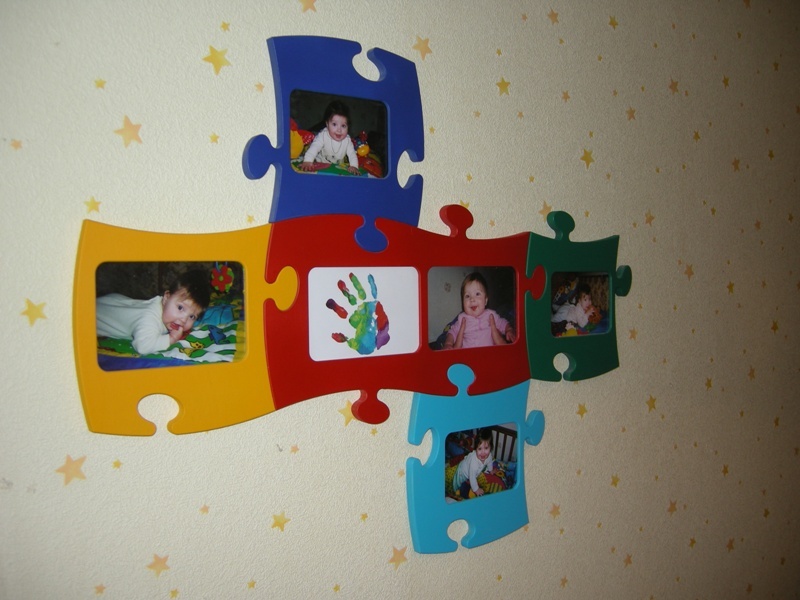 Κύλιση από πλαίσια φωτογραφιών με τη μορφή ενός παζλ για τις φωτογραφίες των παιδιών