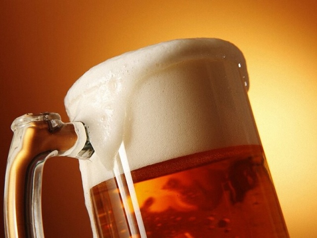 Škoda in prednosti piva za ženske in moške. Ali se iz piva vračajo z maščobami? Ali lahko pijem brezalkoholno pivo?